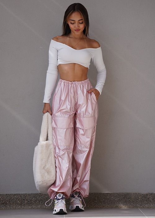 Pantalon-ancho-parachute-rosa-delantero-alejado.jpg