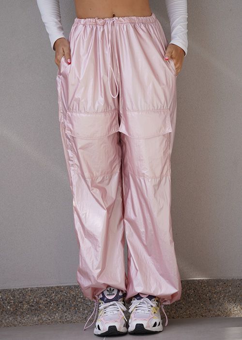 Pantalon-ancho-parachute-rosa-delantero-derecho.jpg