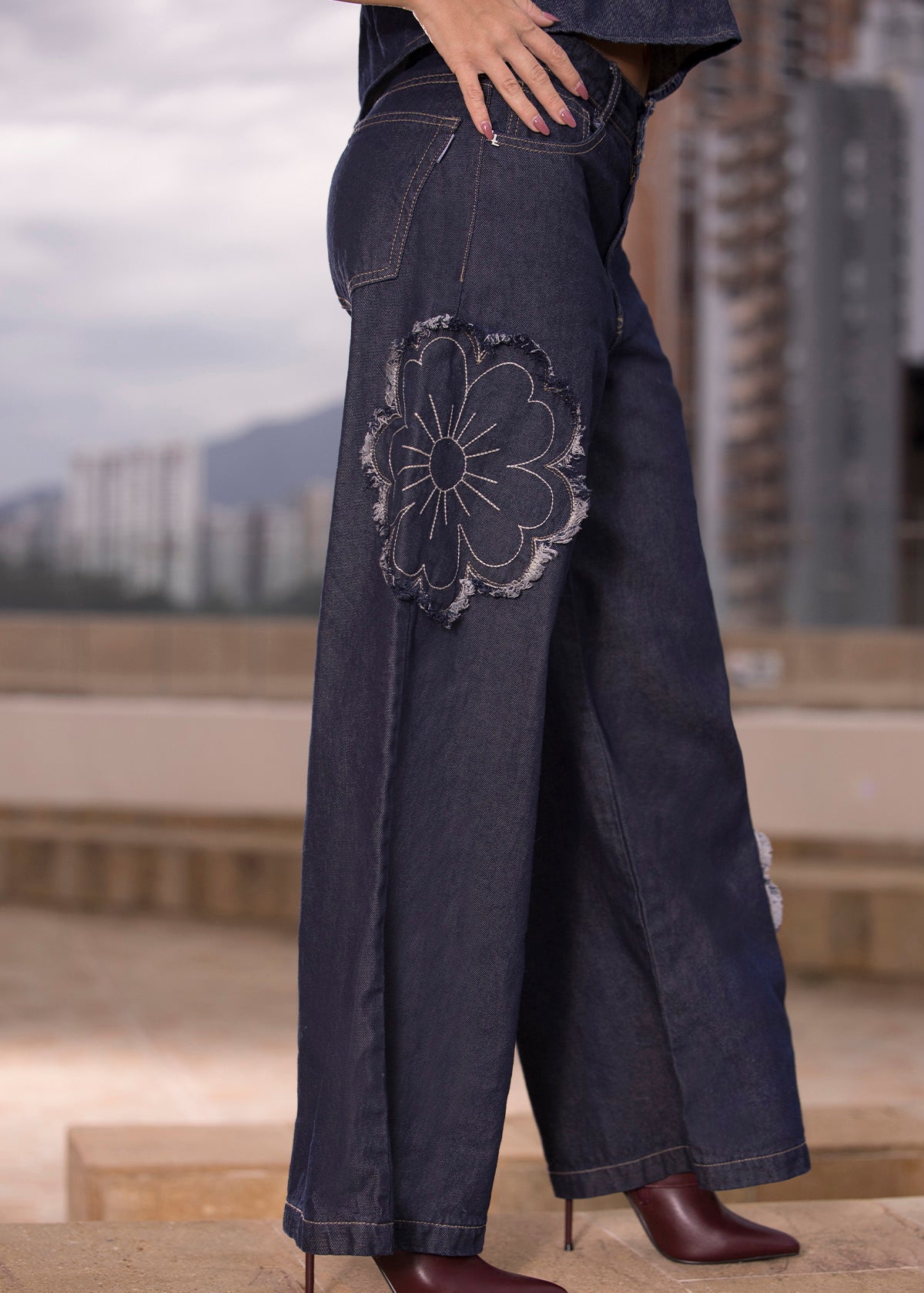 wide leg en denim con flores bordadas