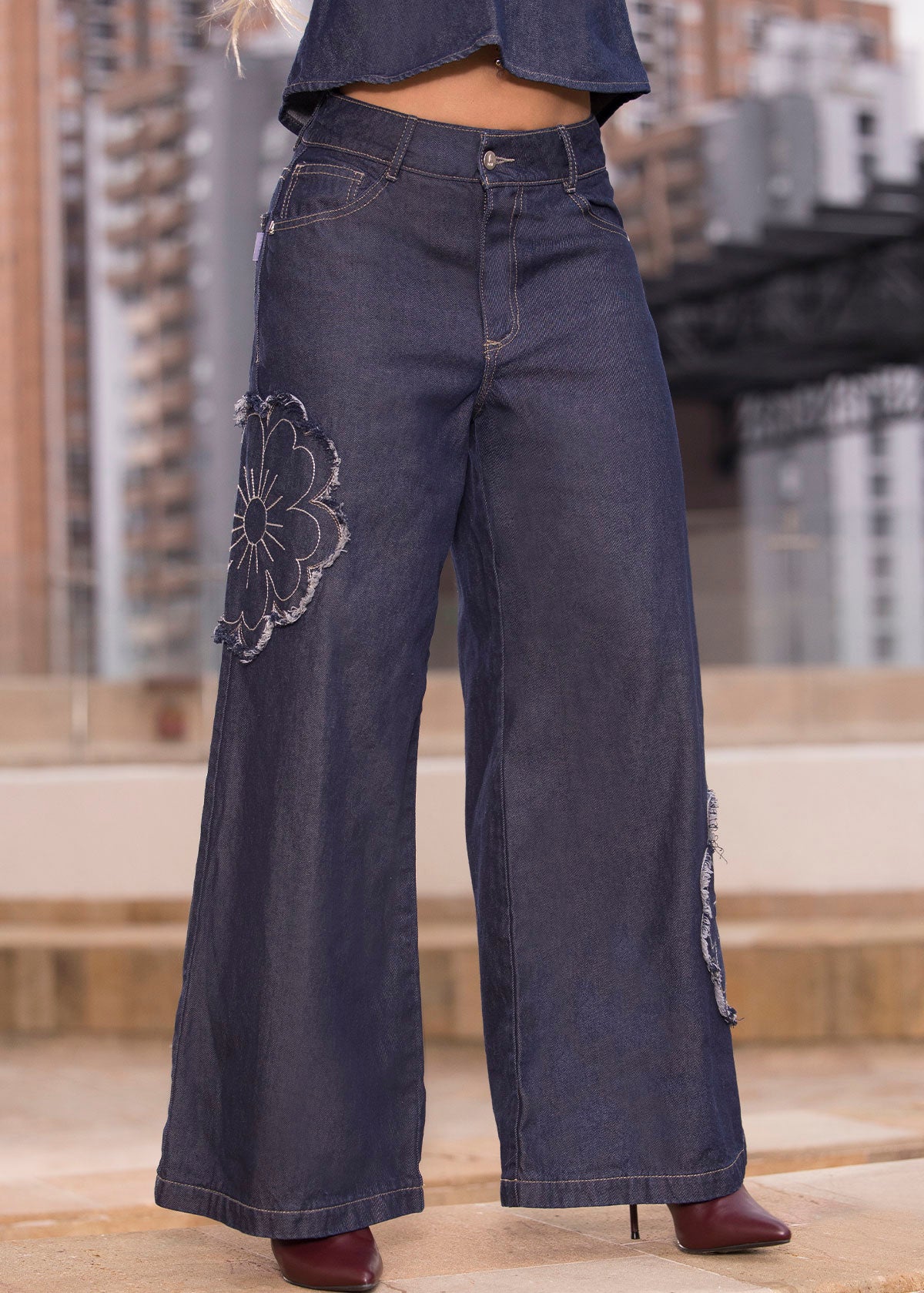 wide leg en denim con flores bordadas