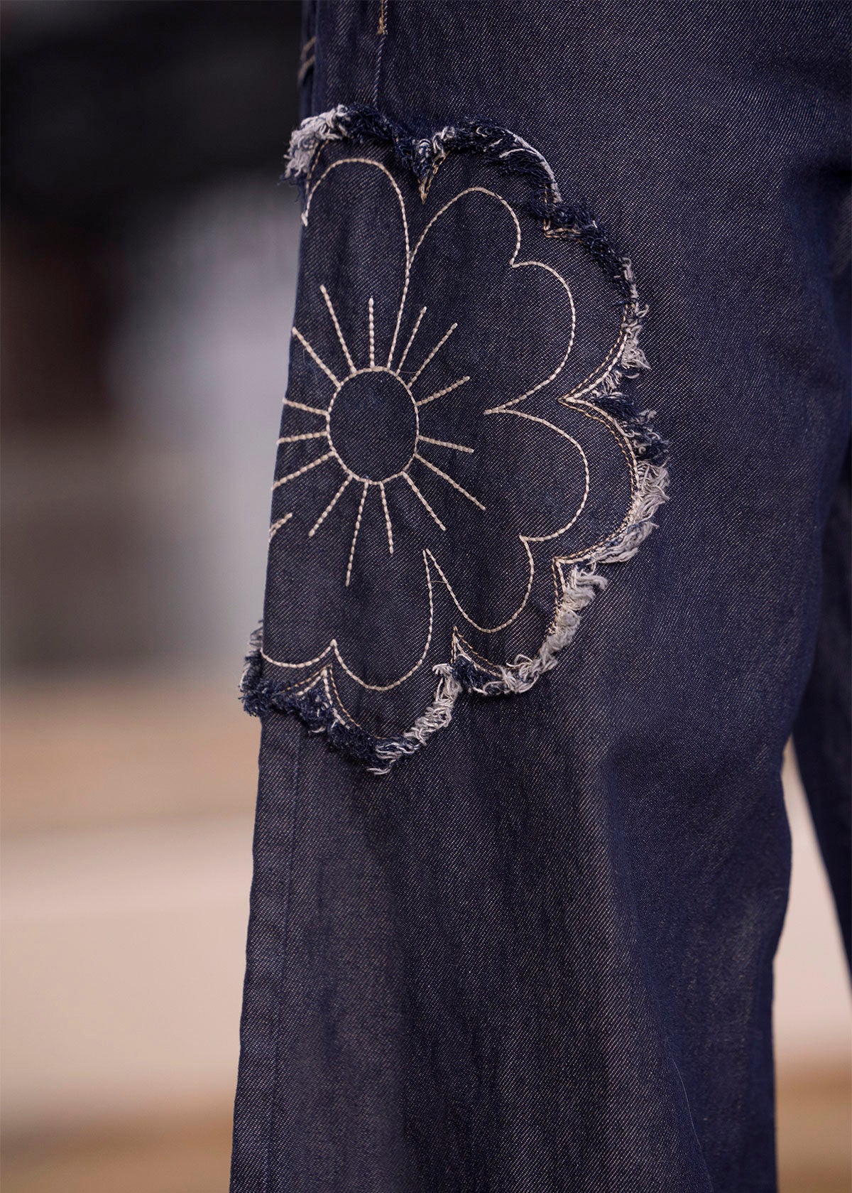 wide leg en denim con flores bordadas