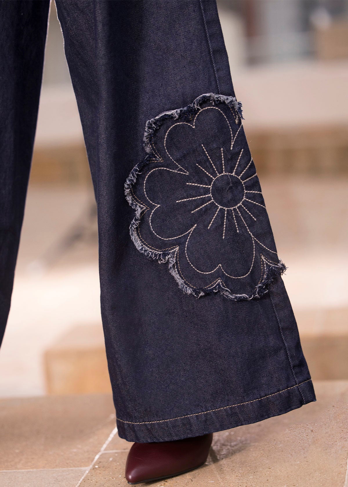 wide leg en denim con flores bordadas