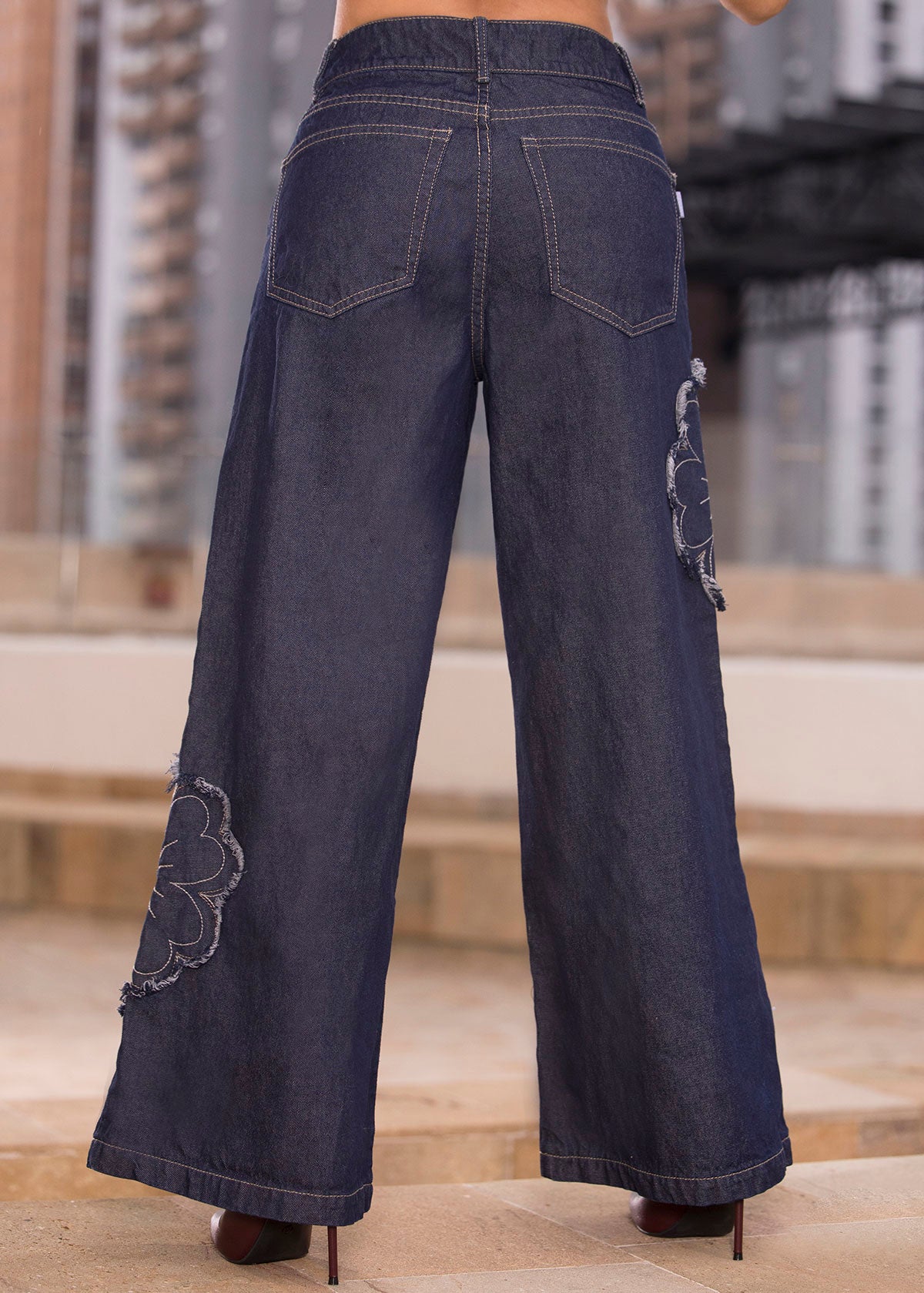 wide leg en denim con flores bordadas