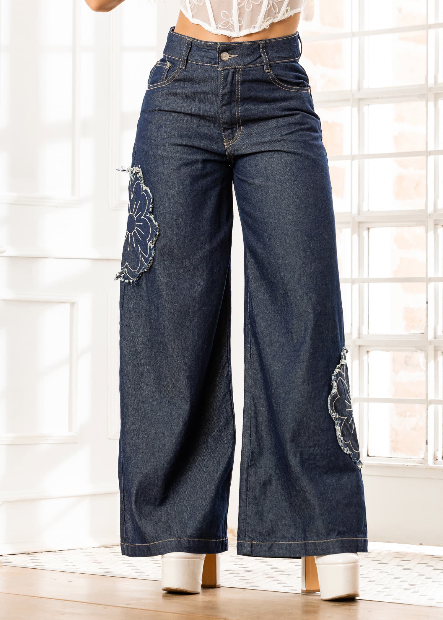 wide leg en denim con flores bordadas